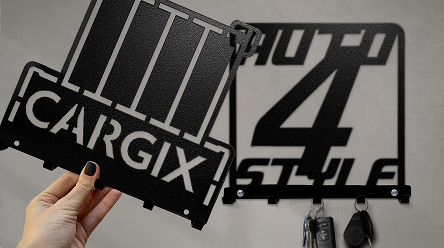 Yksilölliset metalliset seinään kiinnitettävät avaintelineet, joissa on personoidut logo- ja nimileikkaukset