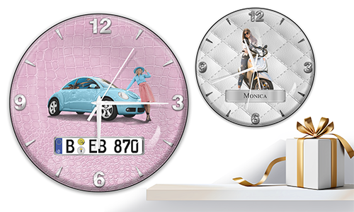 Zwei Wanduhren mit weiblichen Figuren und Fahrzeugen: links mit schwarzem Auto vor lila Wellen, rechts mit rotem und schwarzem Auto, Rennflaggen und blauem Hintergrund