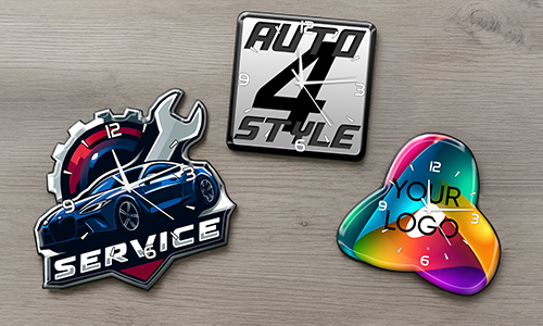 Kolme personoitua seinäkelloa: vasemalla SERVICE autolla ja rattaan kuvalla, keskellä AUTO 4 STYLE neliön muotoinen, oikealla abstrakti YOUR LOGO -design