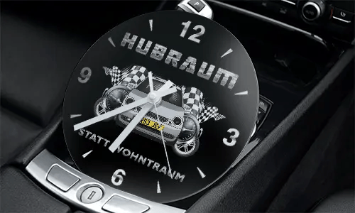 Rennsport-Uhr in der Mittelkonsole mit zwei Autos, Zielflaggen und Schriftzug HUBRAUM STATT WOHNTRAUM