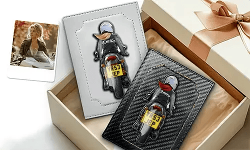 Personalisierter Dokumentenhalter für Motorrad mit Namen und Kennzeichen - ein tolles Geschenk für Ihre Frau.
