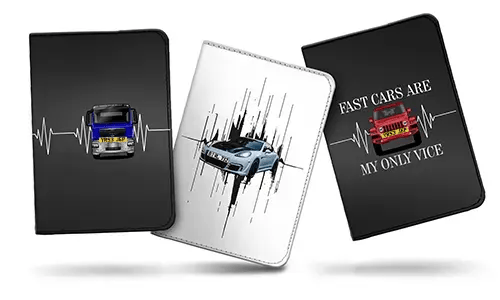 Trois couvertures de carnet auto côte à côte : voiture bleue-argent avec battements de cœur, voiture de sport bleue avec lignes de mouvement, voiture rouge avec citation FAST CARS