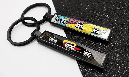 Porte-clés style bande dessinée avec plaque d’immatriculation, designs colorés et illustrations de voitures