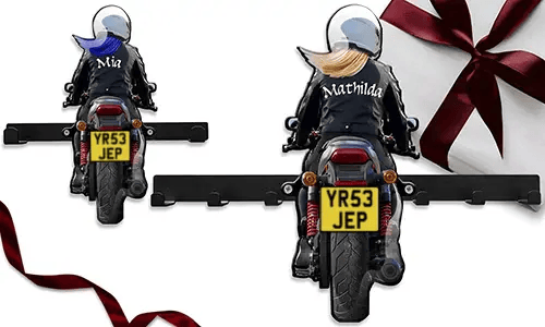 Einzigartige Schlüsselhalter-Wand für deine Motorradfahrerin mit ihrem Namen und Kennzeichen