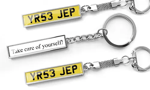 Metallynkeychains i erhvervsstil med brugerdefineret nummerpladetekst og graveret beskeddesign