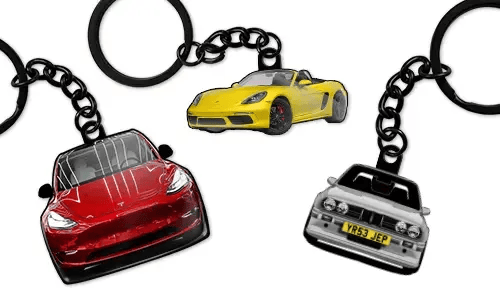 Portachiavi auto personalizzati con una berlina rossa, una cabrio sportiva gialla e una berlina blu, progettati come accessori e regali automobilistici su misura