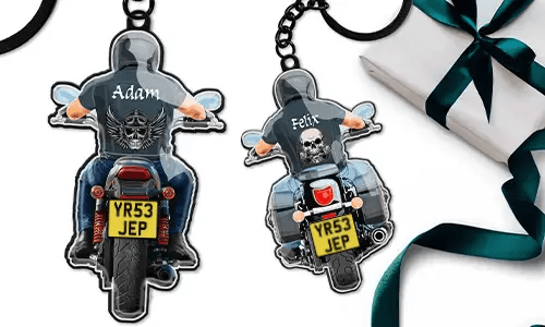 Spersonalizowany brelok motocyklowy z imieniem i tablicą – prezent dla twojego brata