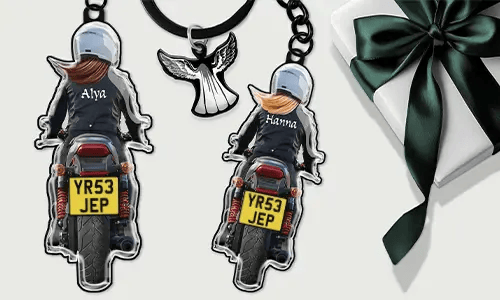 Personalisierter Motorrad-Schlüsselanhänger mit Name und Kennzeichen – Geschenk für deine Freundin