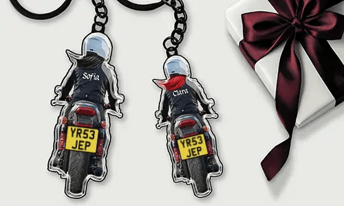 Personalisierter Motorrad-Schlüsselanhänger mit Name und Kennzeichen – Geschenk für deine Mutter