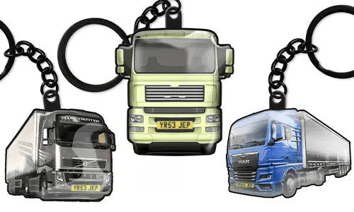 LKW-förmige Schlüsselanhänger mit drei verschiedenen LKW-Designs, präsentiert als anpassbare Fahrzeugaccessoires