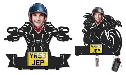 Nástěnný držák na klíče pro milovníky motorek