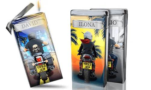 Ein personalisiertes Feuerzeug mit Motorradfahrern. Eine Seite zeigt „David“ mit einer Totenkopfjacke, die andere „Ilona“ vor einem tropischen Sonnenuntergang mit Palmen.