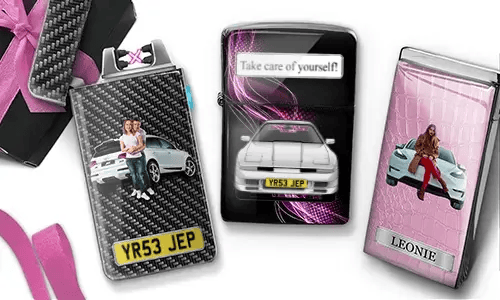 Drei Feuerzeuge mit auto­bezogenen Designs, die Bilder von Autos und Menschen zeigen, vor schwarzem und pinkem Hintergrund und mit einem stilvollen, modernen Flair.