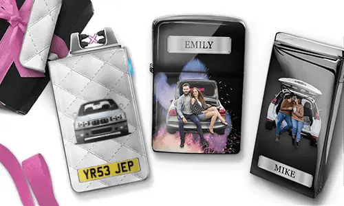 Drei personalisierte Zigarettenetuis sind zu sehen. Das erste zeigt ein Auto mit Kennzeichen. Das zweite zeigt ein Paar, das auf einem Auto sitzt, mit der Aufschrift „Emily“ vor farbenfrohem Hintergrund. Das dritte zeigt ein Paar im Kofferraum eines Autos, mit der Aufschrift „Mike“. Rosafarbene Schleifenakzente sind sichtbar.