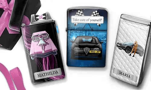 Drei rechteckige Metallbehälter mit auto­bezogenen Designs. Einer zeigt ein rosafarbenes Auto und eine Frau mit der Aufschrift „MATHILDA“, ein anderer eine Person und ein Auto mit der Aufschrift „MARIA“, und der letzte ein rotes Auto mit dem Kennzeichen „HH-K 1200“.