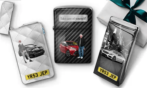 Drei personalisierte Feuerzeuge zeigen Bilder von Autos mit Menschen, Kennzeichen-Designs und eine Botschaft mit der Aufschrift „HAB DICH LIEB, OPA!“. Daneben liegt ein eingepacktes Geschenk.