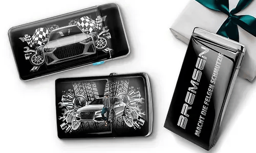 Auto-Themen-Geldbörsen mit eleganten Autos, karierten Flaggen und Reifenmustern auf schwarzem Hintergrund. Daneben eine schwarze Geschenkbox mit silbernem Text.