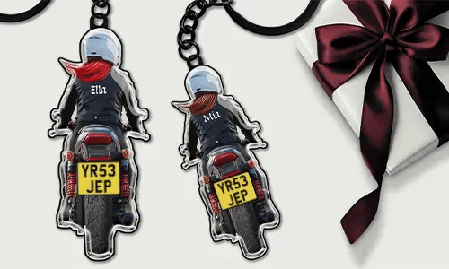 Personalisierter Motorrad-Schlüsselanhänger mit Namen und Kennzeichen - Geschenk für deine Frau