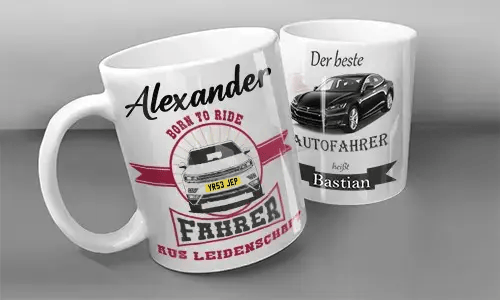 Zwei weiße Tassen mit personalisierten Auto-Motiven: links mit silbernem Fahrzeug und deutschem Text für Alexander, rechts mit weißem Fahrzeug und markanter Schrift für Bastian
