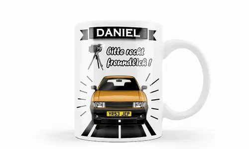 Weiße Tasse mit silbernem Auto und Blitzer-Grafik, Name Daniel und humorvollem deutschen Text