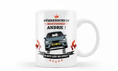 Weiße Tasse mit silbernem Auto, Flammen und Reifenspuren, deutscher Glückwunschtext zur Führerscheinprüfung für Andre