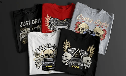 Zwei T-Shirts mit detaillierten Auto-Frontgrafiken, eines rot mit kräftigem schwarzen Design und eines weiß mit hellerem Druck, nebeneinander neben einer schwarzen Geschenkbox mit Schleife, automobil-inspirierte Mode für Autoliebhaber