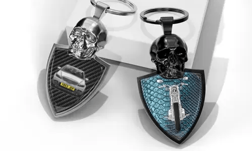 Klíčenka s lebkou a autem