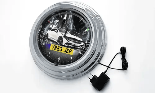 Wandklok neon voor een autobestuurder