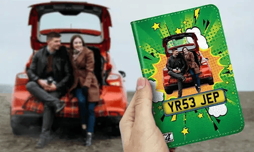 auto hülle Comic 2 auf dem Tisch neben Tastatur autopapiere mappe