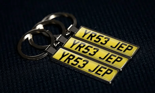 Gepersonaliseerde sleutelhangers met nummerplaatontwerpen en eigen nummering