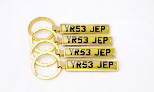 Schlüsselanhänger aus Goldmetall in Kennzeichenform – personalisierte Auto-Accessoires