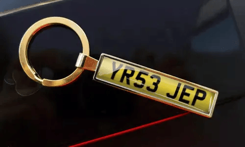 Gepersonaliseerde gouden sleutelhanger met een eigen nummerplaatontwerp