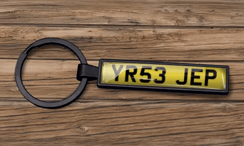 Personalisierter Kennzeichen-Schlüsselanhänger mit mattschwarzem Finish
