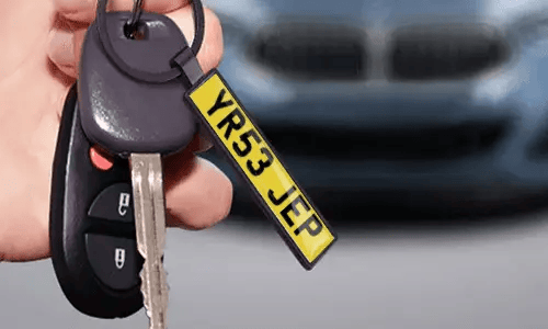 Porte-clés noir style plaque d’immatriculation, suspendu aux clés de voiture au quotidien