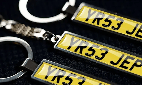 Metalowe breloki z personalizowanymi numerami tablic rejestracyjnych