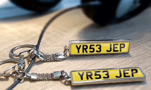 Porte-clés en métal personnalisés avec texte personnalisé et étiquettes style plaque d’immatriculation