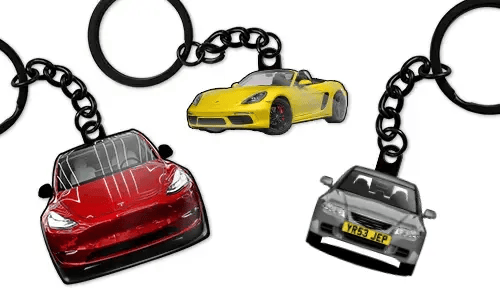Llaveros personalizados que muestran tres modelos de coche diferentes en rojo, amarillo y azul