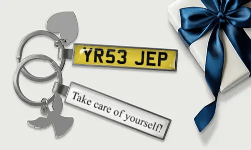 Gepersonaliseerde sleutelhangers met kentekenplaat, eigen nummers en metalen afwerking