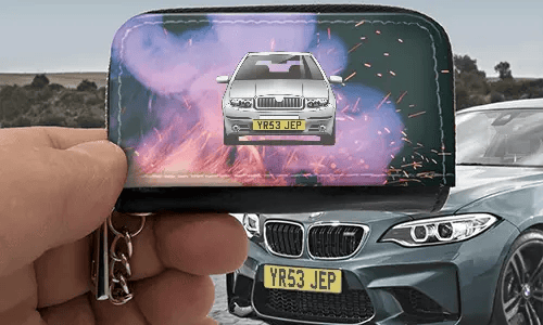 autoschlüssel cover mit Feuer Hintergrund in der Hand autoschlüssel cover