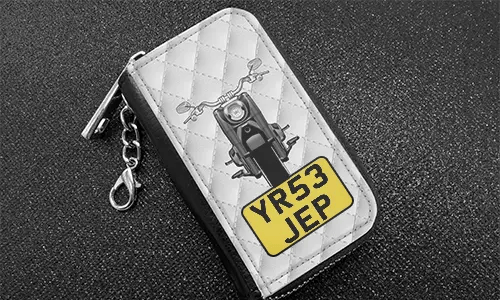 autoschlüssel cover mit Weißleder Hintergrund und Motorradilouette auto schlüssel hülle