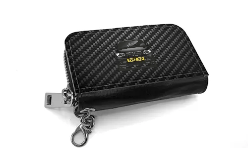 autoschlüssel cover mit Carbon Hintergrund und Autosilouette auto schlüsseletui