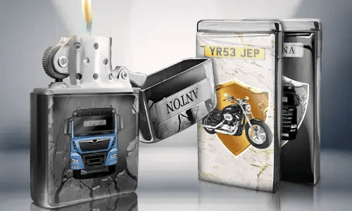 Geöffnetes Metallfeuerzeug mit blauem LKW-Design, Flamme brennt. Dahinter stehen zwei geschlossene Feuerzeuge mit Motiven: ein Motorrad und ein Auto mit Kennzeichen.