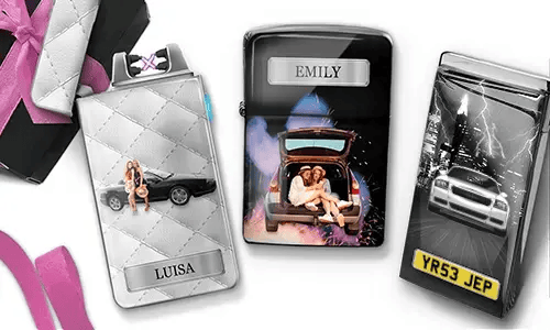 Drei personalisierte Feuerzeuge mit Auto-Motiven und den Namen „Luisa“ und „Emily“ sowie rosa Akzenten. Die Verpackung verleiht eine festliche Stimmung.
