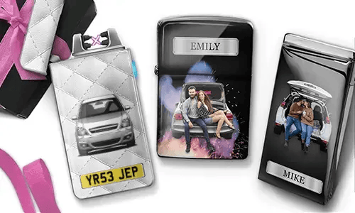 Drei personalisierte Zigarettenetuis sind zu sehen. Das erste zeigt ein Auto mit Kennzeichen. Das zweite zeigt ein Paar, das auf einem Auto sitzt, mit der Aufschrift „Emily“ vor farbenfrohem Hintergrund. Das dritte zeigt ein Paar im Kofferraum eines Autos, mit der Aufschrift „Mike“. Rosafarbene Schleifenakzente sind sichtbar.