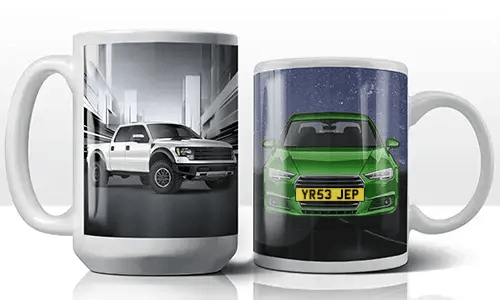 Zwei Tassen mit Autodesigns: Auf der linken Tasse ist ein weißer Lastwagen in einer modernen Stadtlandschaft, auf der rechten Tasse ein grünes Auto unter einem sternenklaren Nachthimmel.
