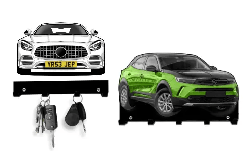 Zwei schlüsselförmige Halter in Autoform: roter Sedan und grün-schwarzer SUV, beide mit Haken für Schlüssel