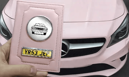 tasche für fahrzeugpapiere in der Hand mit rosa Wagen schutzhülle für fahrzeugschein