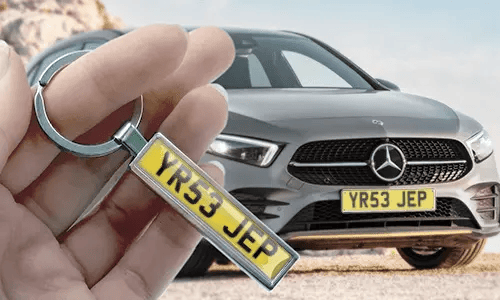 Stripstijl metalen kenteken-sleutelhanger, in de hand gehouden met bijpassend autoplaatje op de achtergrond