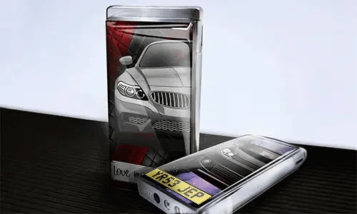 Zwei Handyhüllen mit silbernem BMW-Design: eine aufrecht mit rotem geometrischem Hintergrund und Text 