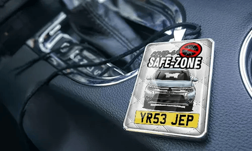 Auto-Safezone-Anhänger mit Weiß Leder Hintergrund im Wagen Auto-Safezone-Anhänger